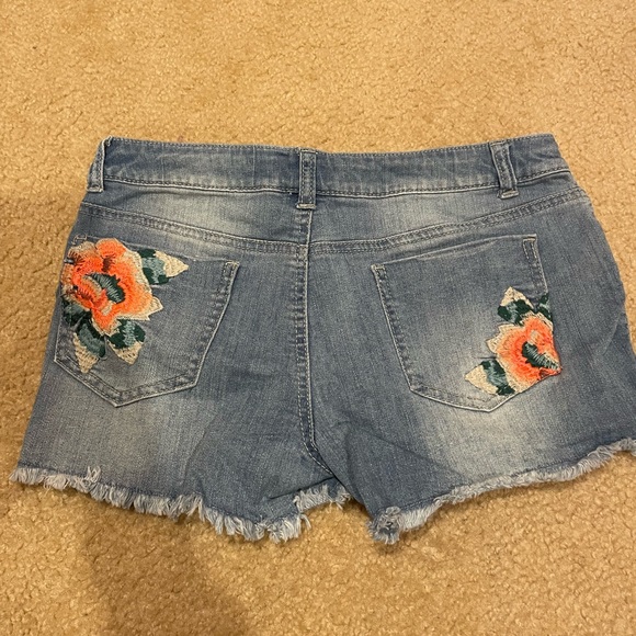 Jean Shorts with Embroidered Design - Picture 3 of 3